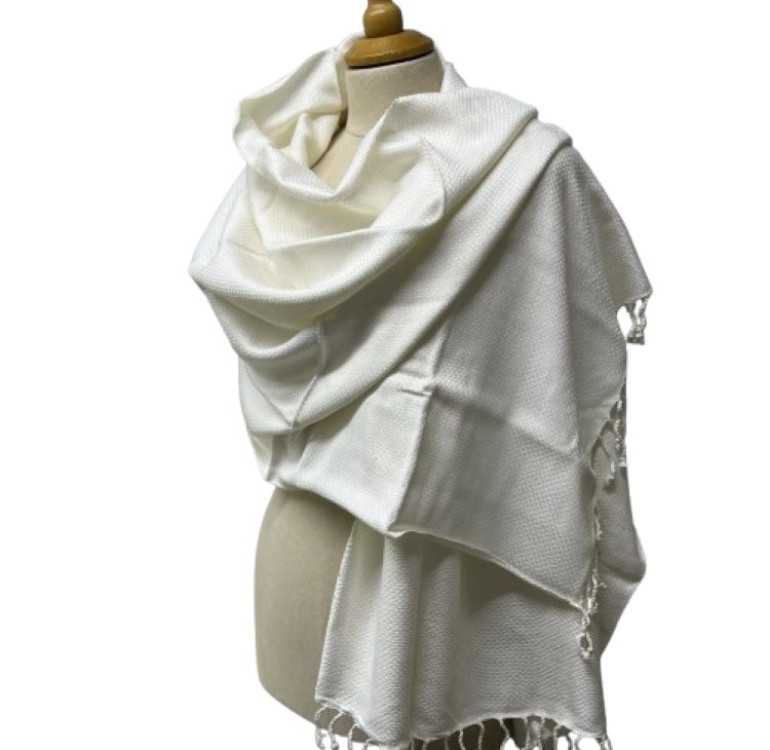 Travellers Finds brings you a fantastic collection of woven luxurious scarves. A great dress scarf, gift or cover up. 100% cotton approx width 55cm x 160cm with Tassels