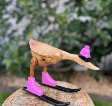 Handmade Skiing Bamboo Duck – Blue hat and boots Hit the slopes in style — or at least your shelf! Or perfect for a Waterskier friend. This charming handcrafted and hand-painted novelty duck is ready for winter fun, complete with goggles, skis, and a hat. Lovingly carved from sustainable bamboo and hand-finished by skilled artisans, each duck has its own personality and playful charm. Whether you're a winter sports fan, watersports or just love unique décor, this duck is sure to bring a smile. Handmade from natural bamboo Hand-painted with goggles & hat Freestanding with attached skis A perfect gift or quirky decoration Each piece is one of a kind Bring a bit of alpine joy into your home — no snow required! Handmade in Indonesia from Bamboo. The Duck is approximately 24cm in length, differs due to head position. Each duck is handcarved and hand painted so may differ slightly from image shown.